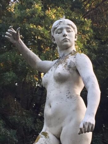 Meanwhile, inside the "Jardin des Plantes" (Garden of Plants), some debris has fallen onto the shoulders of this nude sculpture. She knows it's there, of course, but she remains unfazed and holds her pose.