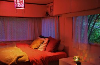 During one of my stays at the Dechen Chöling Retreat Centre in central France, I fixed up my trailer accomodation and gave it an Asian flair. Oooolala, it's trailer très chic!